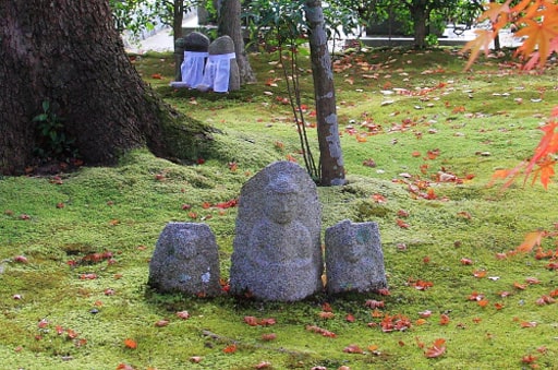 京都　化野念仏寺の石の阿弥陀三尊