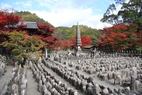 京都　化野念仏寺（あだしのねんぶつじ）境内で約8千体の石仏・石塔を祀られる「西院の河原（さいのかわら）」。