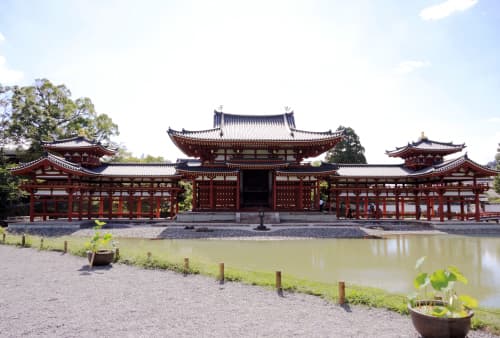 平安時代に藤原頼道によって京都宇治の地に建立された平等院鳳凰堂
