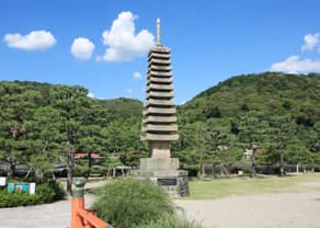 宇治川の浮島十三重石塔