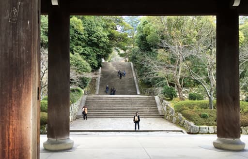 京都　知恩院の急な石段の男坂