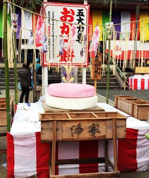 京都　醍醐寺、五大力さんに奉納された おかげ餅