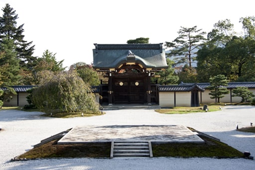 京都　大覚寺の宸殿から勅使門を望む