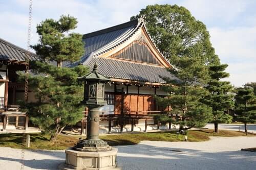 鎌倉時代に後宇多天皇により造営された大覚寺。その本堂・五大堂