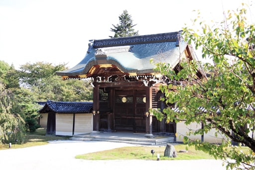 京都　大覚寺の勅使門