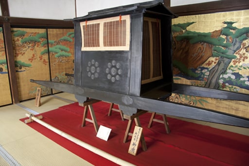 京都　大覚寺の大玄関の御輿（みこし）