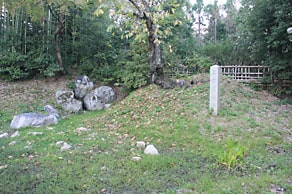 京都　大覚寺境内、大沢の池近くの「名古曽の滝（なこそのたき）跡」