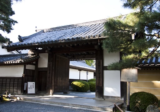 京都　大覚寺　御殿風の趣ある表門