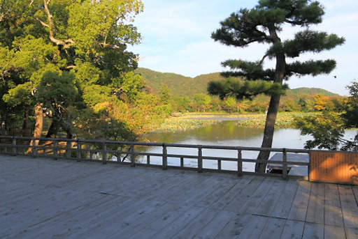 京都　大覚寺の観月台と大沢池