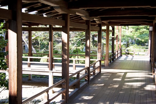 京都　大覚寺の正寝殿から宸殿、御影堂、御霊殿、五大堂の建物を結ぶ村雨の廊下