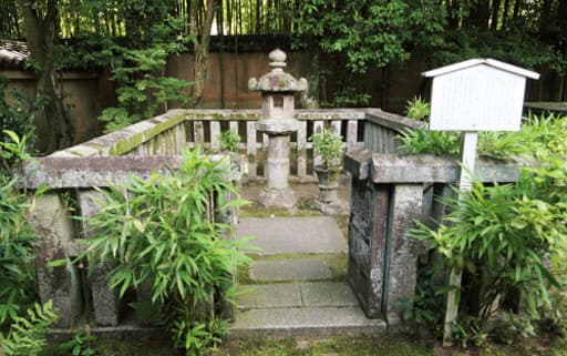 京都　大徳寺塔頭・高桐院境内の細川忠興とガラシャの墓