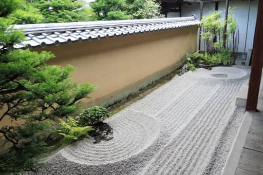 京都　大徳寺塔頭・龍源院の庭、こ沱底（こだてい）阿吽の石庭
