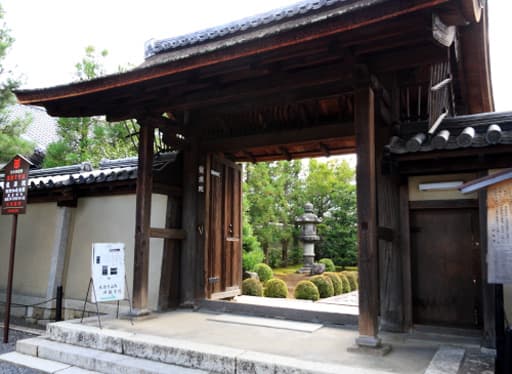 京都　大徳寺塔頭・龍源院の山門