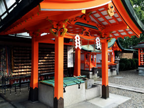 京都　伏見稲荷大社境内の東丸神社の手水舎