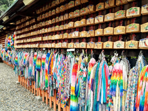 京都　伏見稲荷大社境内の東丸神社　合格祈願の絵馬と折り鶴