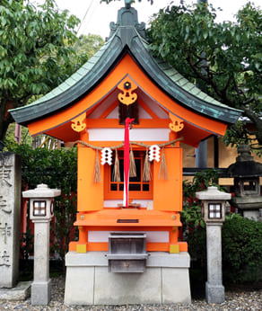 京都　伏見稲荷大社境内の東丸神社　春葉殿