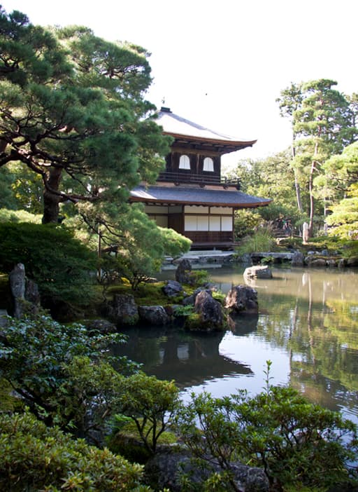 京都　銀閣寺の庭園と観音殿