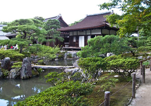 京都　銀閣寺の庭園と東求堂