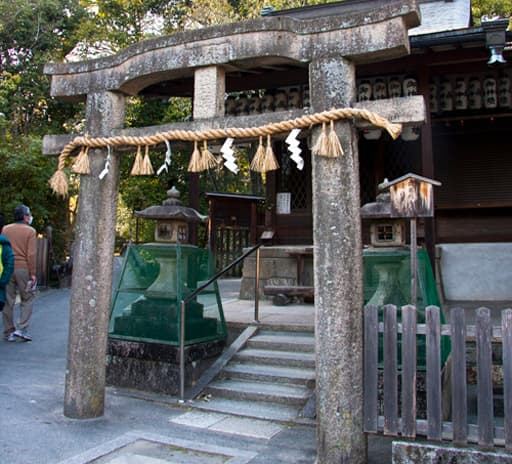京都御苑の勾玉池の中島に建つ厳島神社