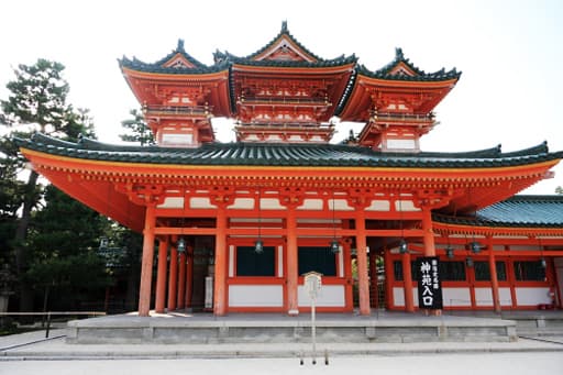 京都　平安神宮の白虎楼