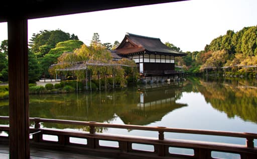 京都　平安神宮の神苑に建つ泰平閣からの眺め