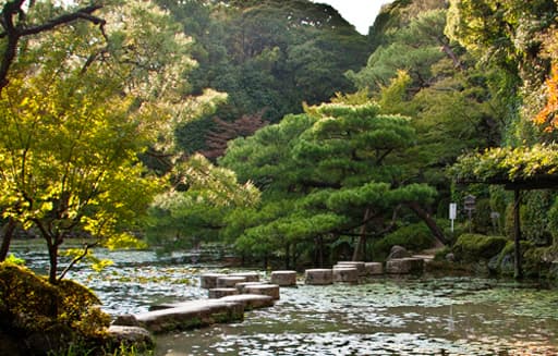 京都　平安神宮の神苑、三条橋・五条橋の石を使った臥龍橋