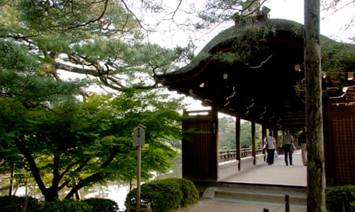 京都　平安神宮の神苑に建つ泰平閣