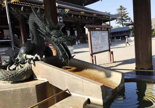 京都　東本願寺の手水舎の龍