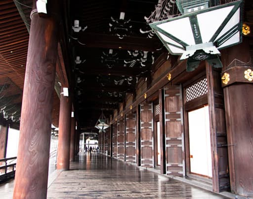 京都　東本願寺の御影堂の丸柱