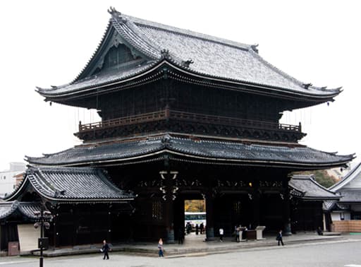 京都　東本願寺境内から御影堂門を観る