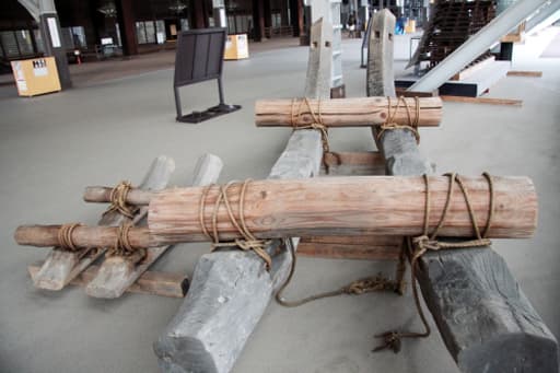 京都　東本願寺に展示されている木材運搬用の大橇（おおぞり）・鼻橇（はなぞり）。