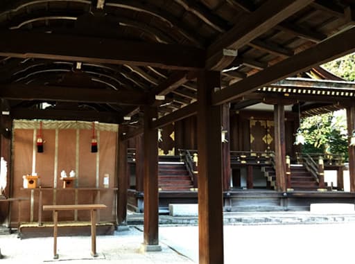 京都　平野神社の本殿のうち第一殿（右）と第二殿（左）