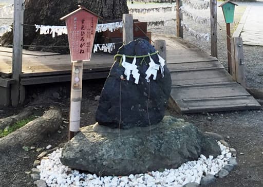 京都　平野神社境内のすえひろがねの巨石