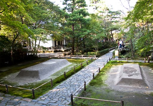 京都　法然院境内の白砂壇（びゃくさだん）