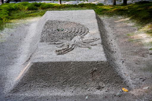 京都　法然院境内の白砂壇の文様