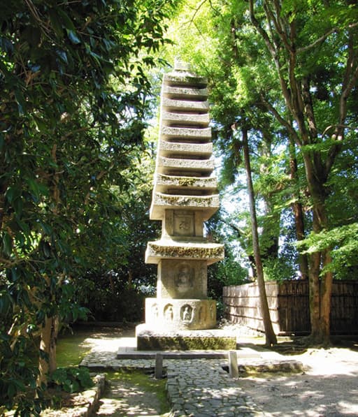 京都　法然院の十一重石塔
