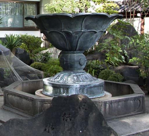 本能寺境内の大蓮の水鉢