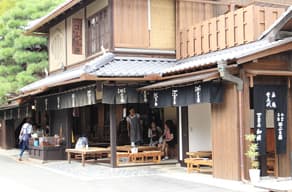 京都　今宮神社名物、あぶり餅の老舗・一文字屋