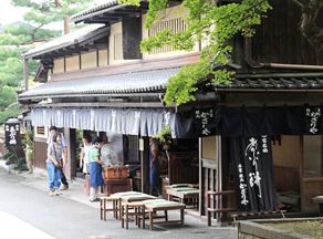 京都　今宮神社名物、あぶり餅の老舗・かざりや