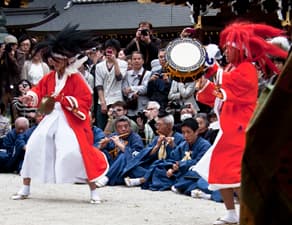 京都三大奇祭のひとつ、やすらい祭のやすらい踊り