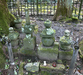 阿波内侍の墓