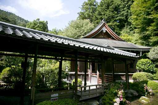 京都　寂光院の書院から本堂への歩廊