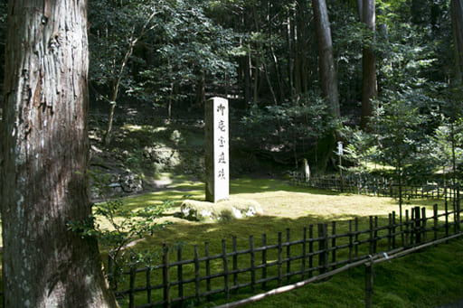 京都　寂光院境内の建礼門院の庵室跡