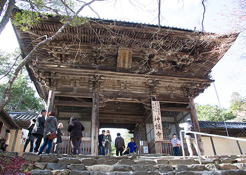 和気清麻呂（わけのきよまろ）の私寺であった京都高雄山・神護寺の楼門