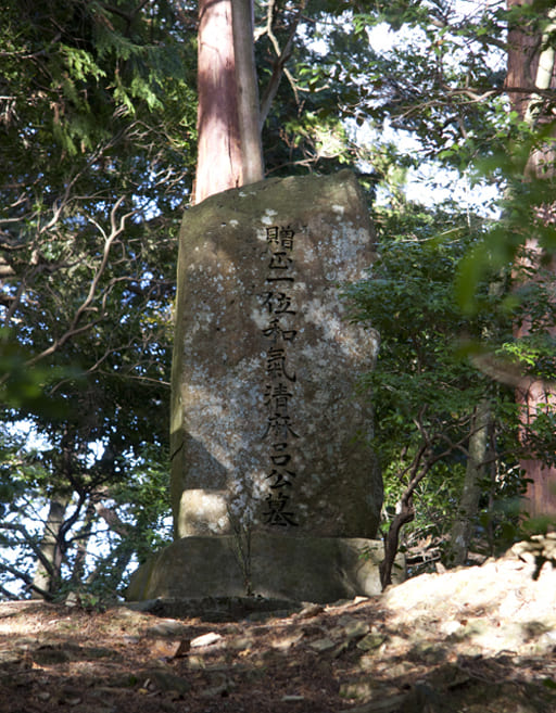 京都　神護寺境内の和気清麻呂の墓碑