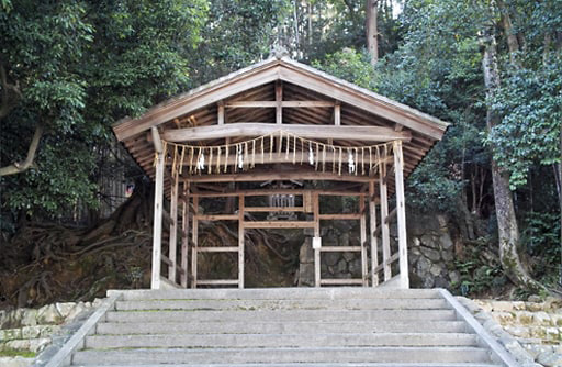 実相院の南にある古社・山住神社の拝殿。社殿はなく磐座信仰の神社