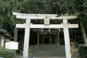 実相院の南にある古社・山住神社の鳥居。