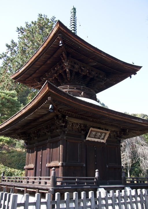 京都嵯峨野にある常寂光寺境内の釈迦如来・多宝如来が祀られる多宝塔