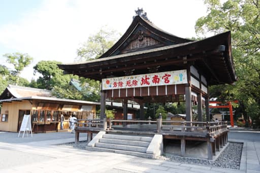 京都　城南宮の舞殿