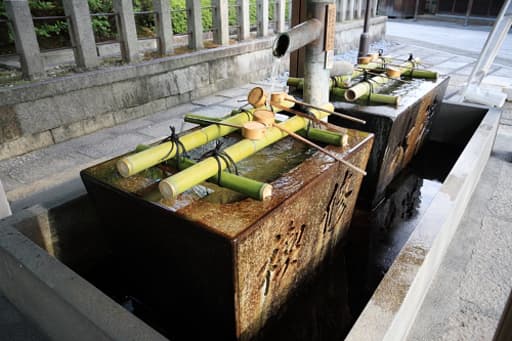 京都　城南宮の菊水若水